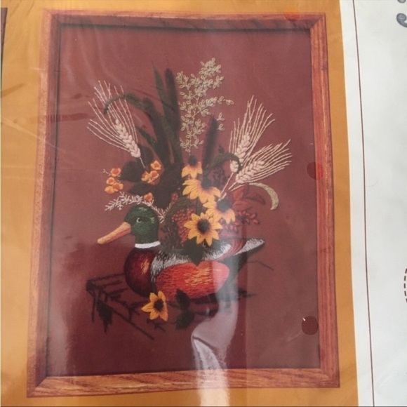 THE CREATIVE CIRCLE Wooden Decoy Embroidery Kit Wall Hanging - Picture 3 of 6